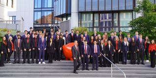 Der neue Ausbildungsjahrgang der Kreissparkasse Böblingen gemeinsam mit dem Ausbildungs-Team.